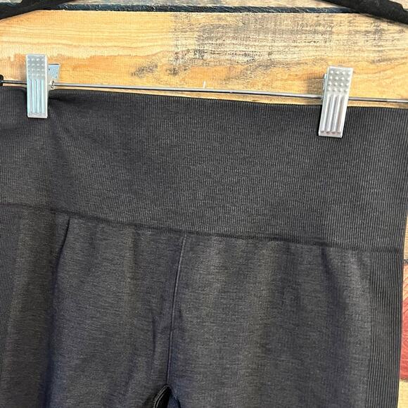 Lululemon Black Crops Size 6 - Picture 5 of 8